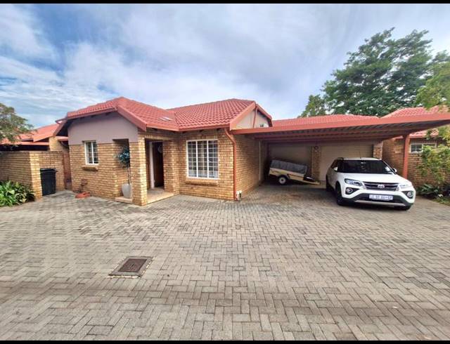 2 BEDROOM TOWNHOUSE FOR SALE IN MAGALIESKRUIN